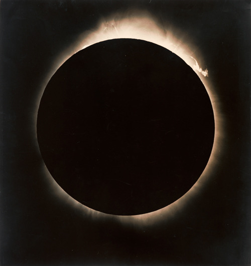 spoliamag:

Lewis P. Tabor, American (1900-1974). Solar Eclipse, 1925. Gelatin silver print.