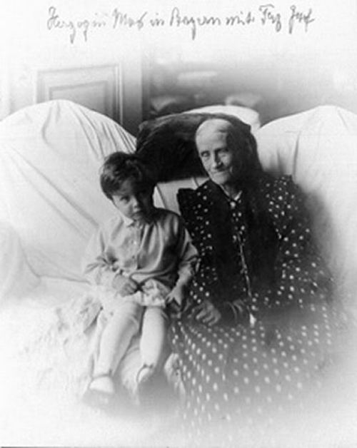 worldofhabsburgs:

Ludowika and grandson Franz Josef, Karl-Theodor’s son. 

Sissi&rsquo;s mother