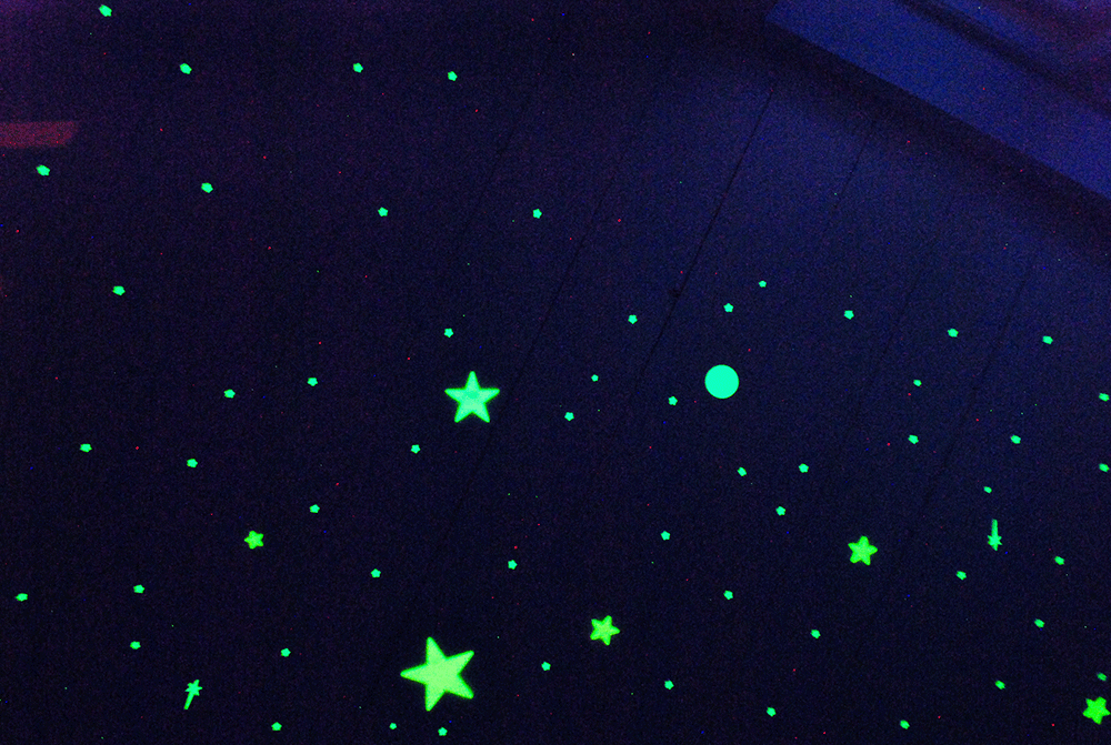 In the 90s, my bedroom ceiling had its own constellations : nostalgia