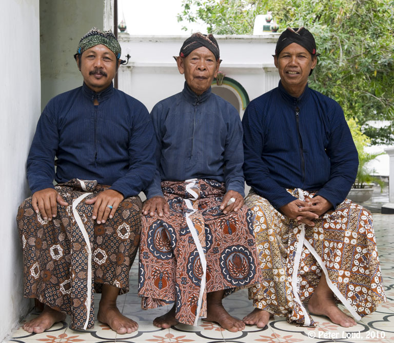 Hombres indonesios vestidos con sarongs de batik
