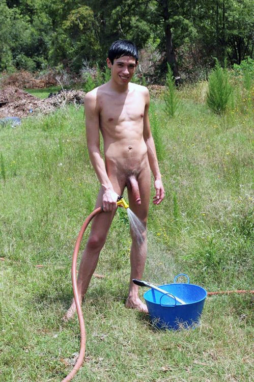 nakedoutdoorguys:

Washing up after a good outdoor fuck