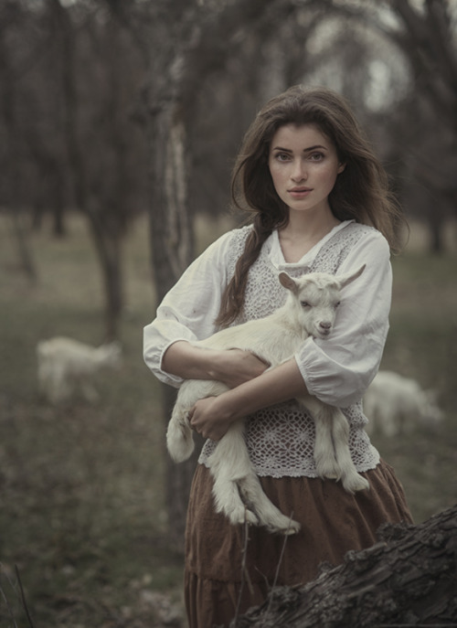 gyclli:

photo girl little goat / By David D

davidfotographer.35photo.ru

