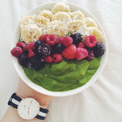 earthlingcaity:

Love me some green smoothie 🌿👅
