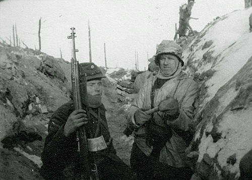 Two finnish soldiers in Taipale during the Winter War.Note the man on left has a captured AVS 36 Automatic rifle