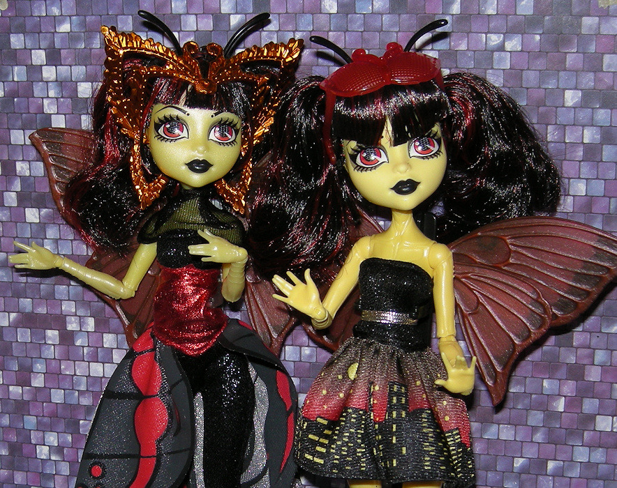 humblezombie:

I really love Luna’s design; she’s so cute &lt;3  I think I may add a few accessories to her 3-pack doll, but she is very pretty as is.  I like her dress a lot.  The differences in skin tone between the two Lunas is pretty noticeable.  The Gala Luna is shimmery and  a bit lighter, while the 3-pack Luna is quite opaque.  I don’t think I prefer one over the other; they’re both very pretty dolls ^_^
