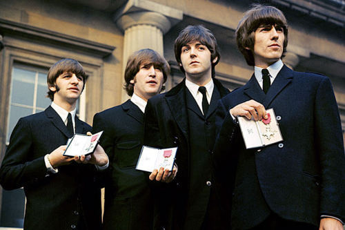 A Beatles megkapja az MBE-t