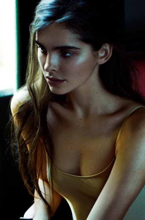 brunze:

virare:

Shaughnessy Brown by Hannah Khymych for Treats! Magazine


f a s h i o n • b l o g 