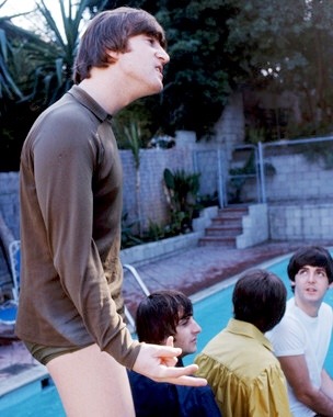 sgtpeppersolonely:

The Beatles chilling out at the pool, 1964.
