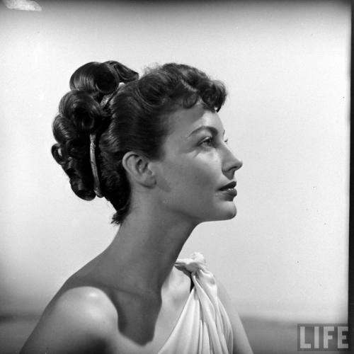 ladylikeladyofficial:

Ava Gardner- c.1948