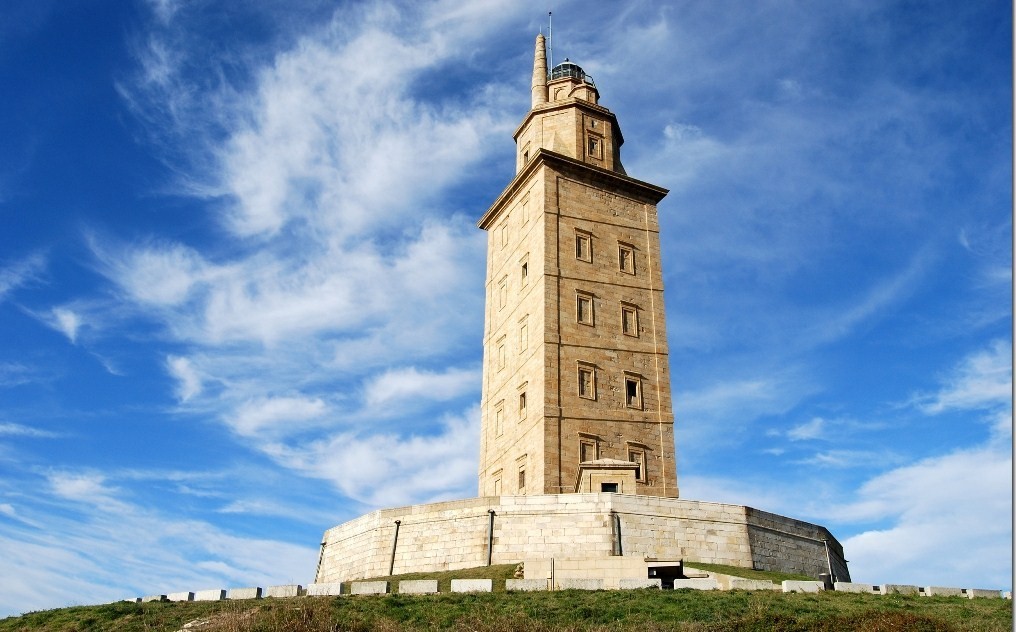 Torre de HérculesÚnico faro romano en funcionamiento en la actualidad y  próximo patrimonio de la humanidad.