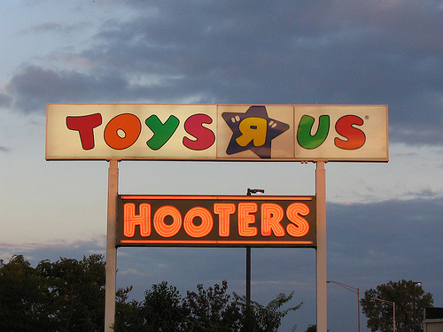 Sign:  Toys 'R Us, Hooters