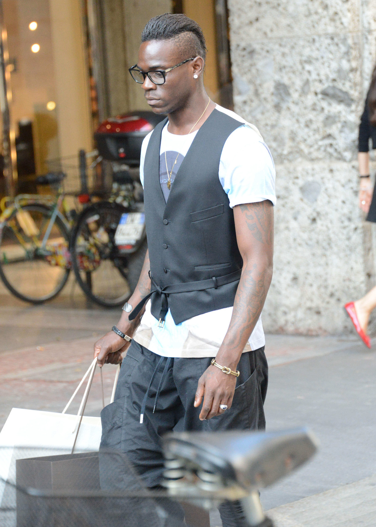 celebritiesofcolor:

Mario Balotelli out in Milan