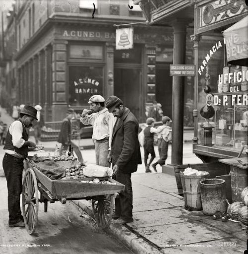 New York City circa 1900-1906. &#8220;Clam seller in Mulberry Bend