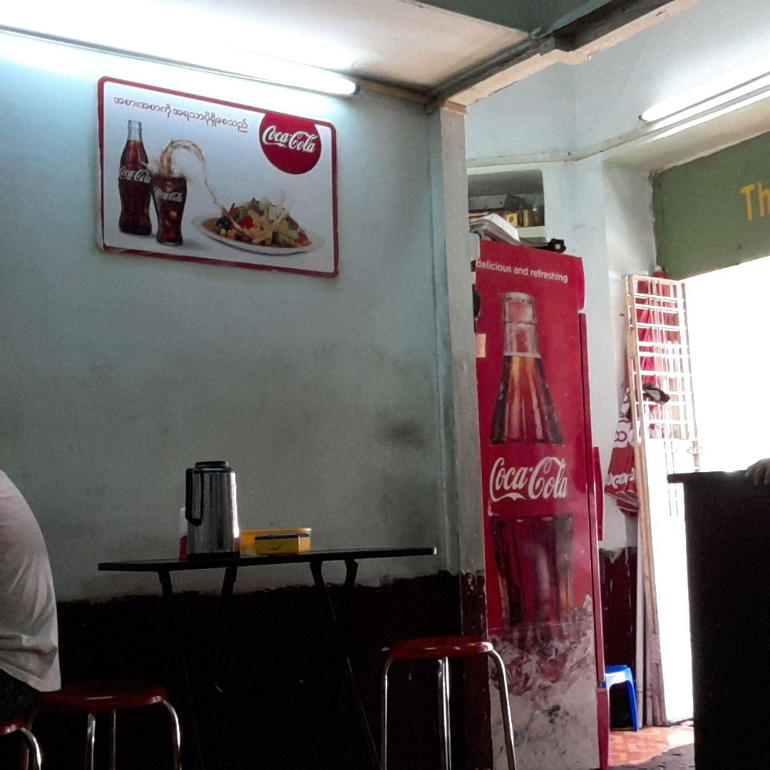 午前にコーラで一服した食堂。古き良き時代の地うなんアジアってな風情でなかなかよかった