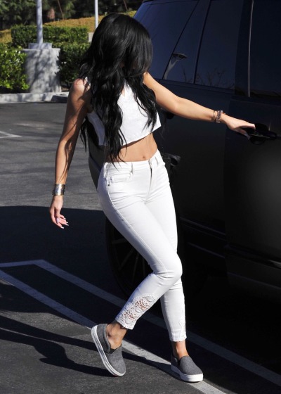 kyliefashionstyle:

Kylie Jenner out in LA (Mar. 2)