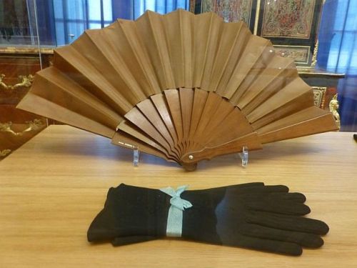  (via Erzsébet Királyné Fórum - Index Fórum) The fan and the gloves of Empress Sissi 