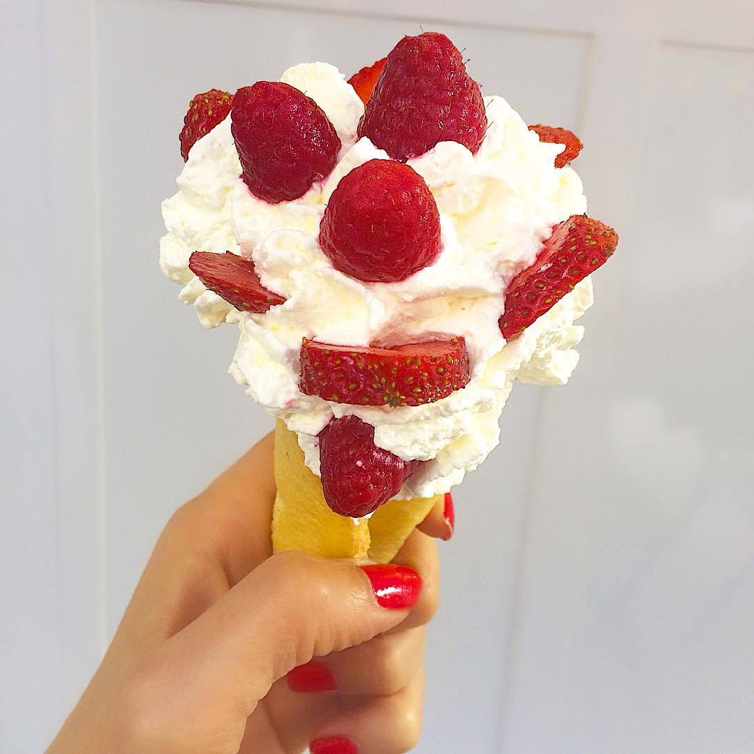 Si vous restez sur Paris, autorisez-vous un nuage de #bonheur et de gourmandise 😜 
Ne manquez pas mon article sur www.sofrench.pro 
#MaisondelaChantilly #chantilly #whippedcream #cream #paris #strawberry #raspberry #dessert  (à Maison de la Chantilly Paris)