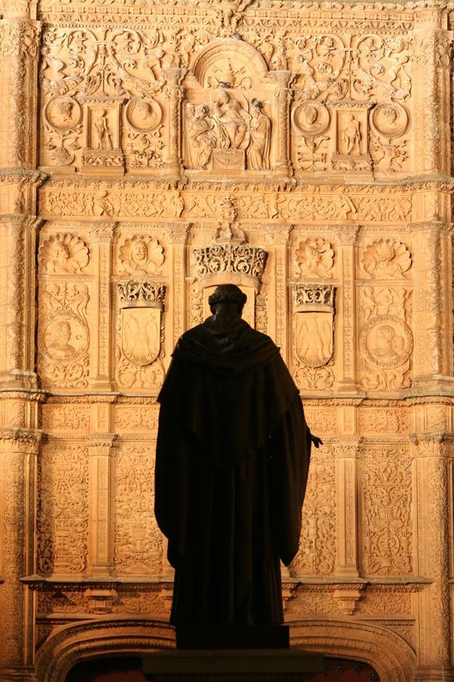illvedere:



Fray Luis frente a la fachada de la Universidad de Salamanca.


