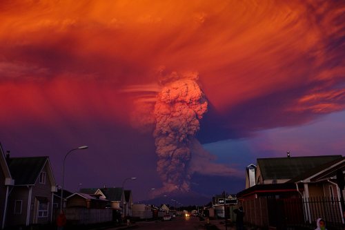 softwaring:

Alex Vidal Brecas - The Calbuco volcano in Chile erupted
 for the first time in more than four decades on Wednesday evening. 
