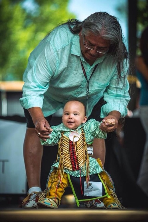 dynastylnoire:

mortuus-lamia:

This is the cutest thing I have ever seen.
Native American Clothing Contest 2013. Photo: Max Mcdonald

OMG MY HEART!
