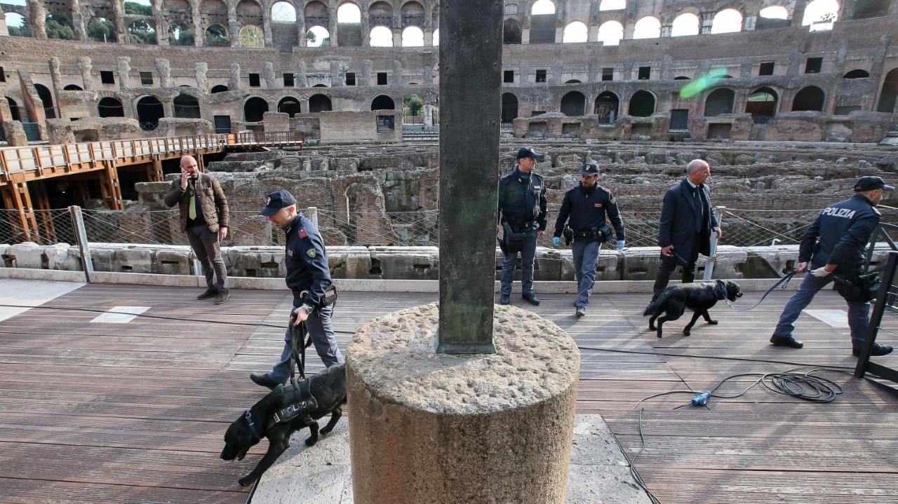 SEGURIDAD. Policías italianos y sus perros rastreadores revisan el Coliseo antes del Vía Crucis en Roma, Italia el 25 de marzo de 2016. Se han reforzado las medidas de seguridad en estaciones, aeropuertos y lugares turísticos en todo el país tras los atentados terroristas del pasado 22 de marzo en Bruselas. (EFE / Alessandro Di Meo)