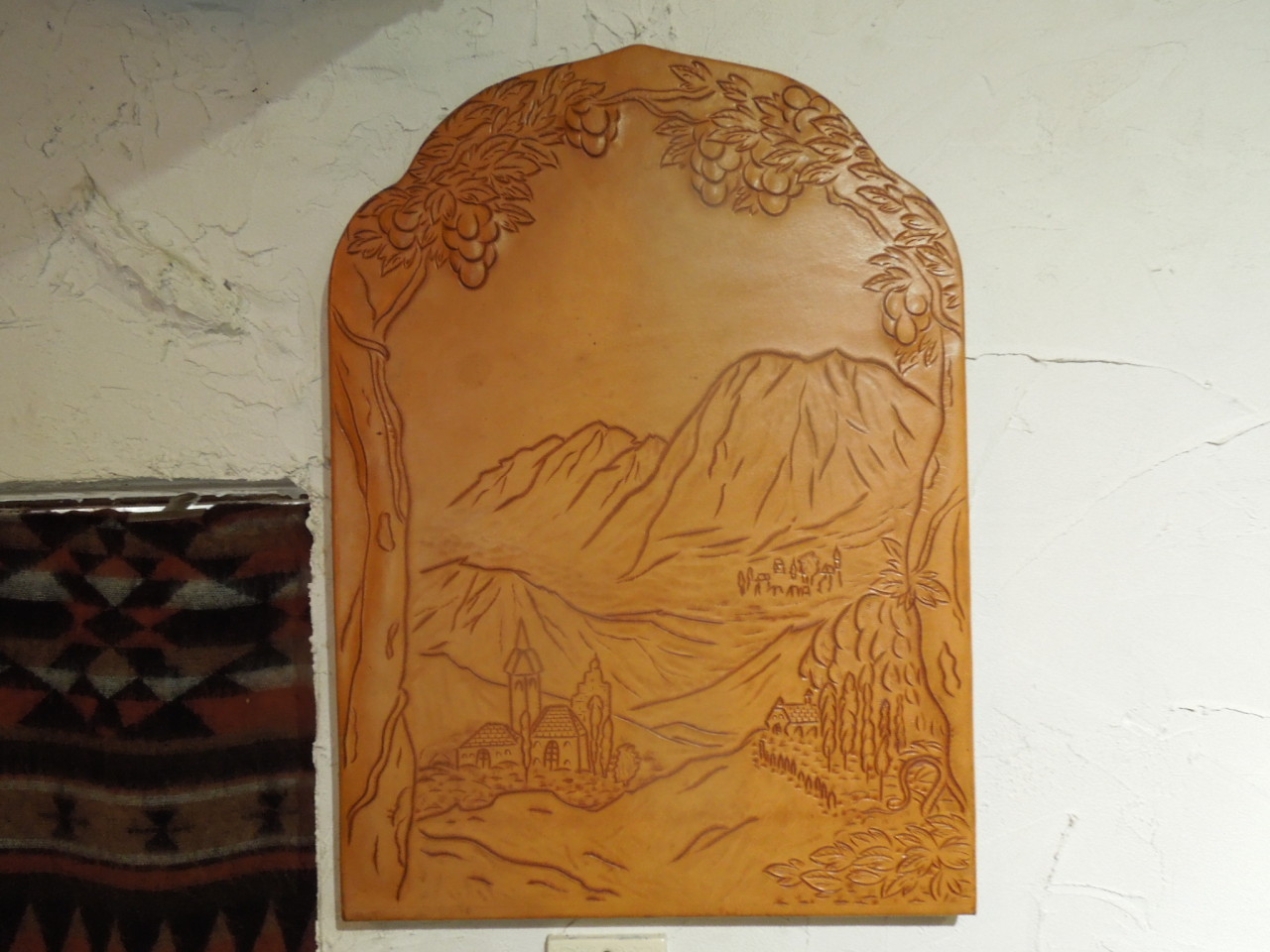 Vintage Leather Carving Mountain Wall Deco、ビンテージ　革にカービングで山を描いたウォールデコ