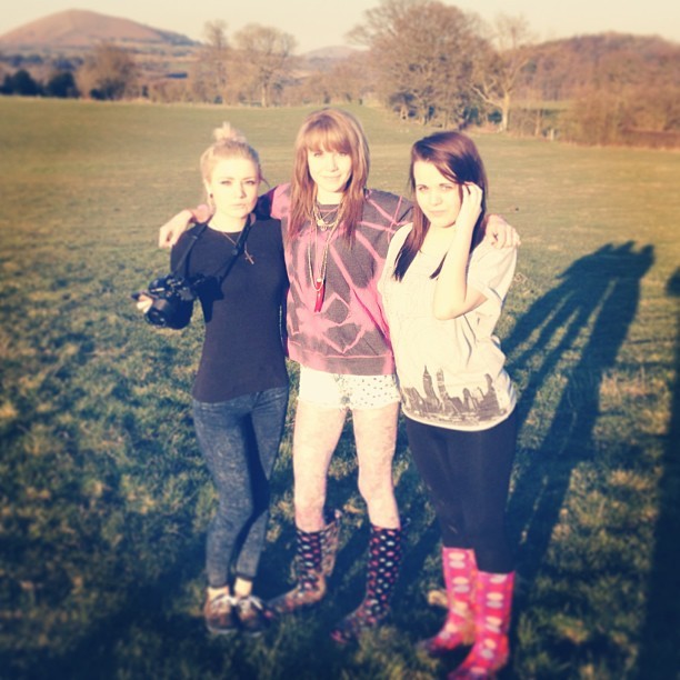 caffeine-and-corpses:

#friends #sib #family #walk #wellies #girls #hi #tiedye

me and my sister and her best friend :) 