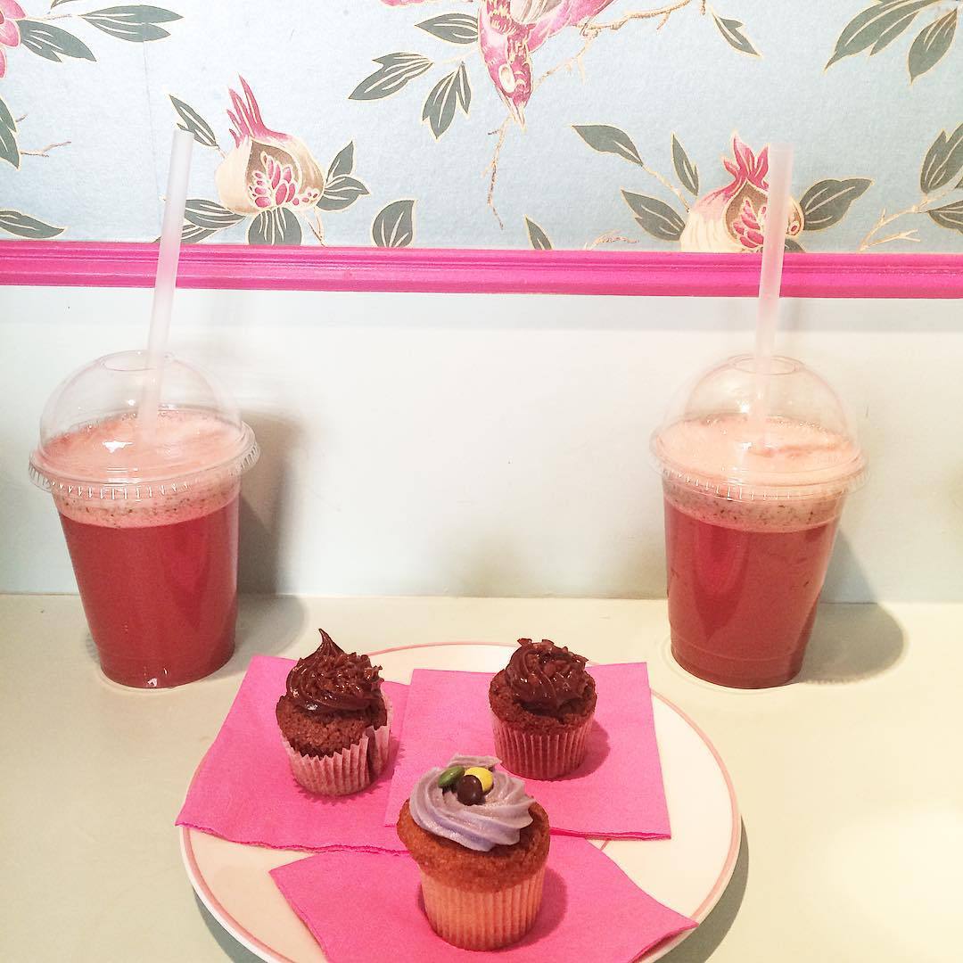 Petit #gouter chez @misscupcakeparis un coin de paradis dans le #marais #cupcakes &amp; #smoothie delicieux 👌😋 #paris #weekend #friends #love #pink 💗 (à Miss Cupcake Paris)
