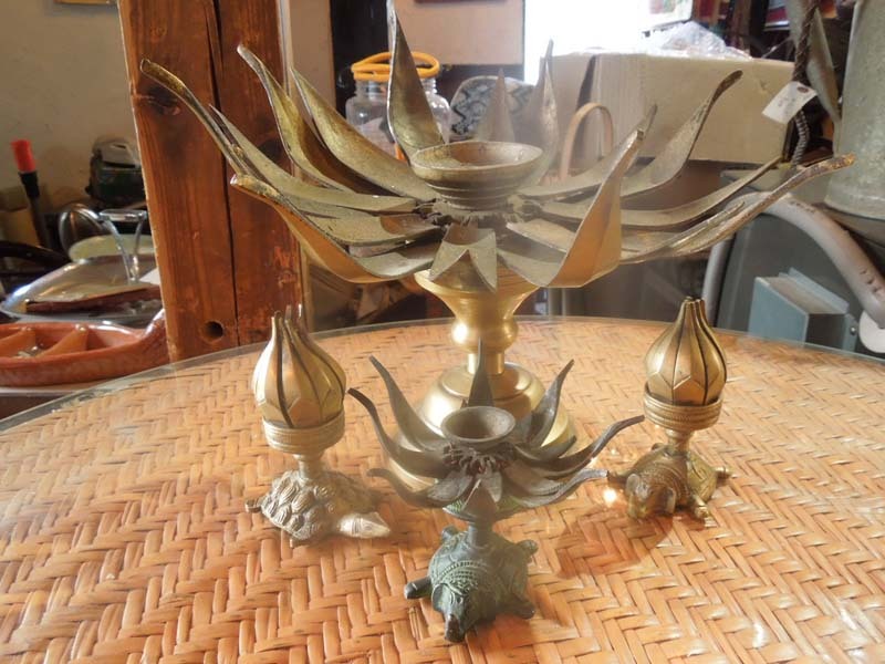 ネパールの真鍮製の蓮の花(ロータス)のキャンドルスタンド