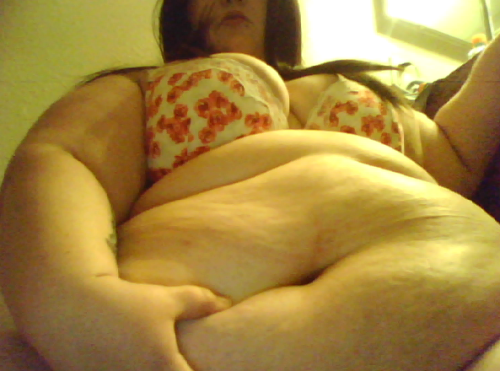 bbwbellies:

Love that belly grab!!
