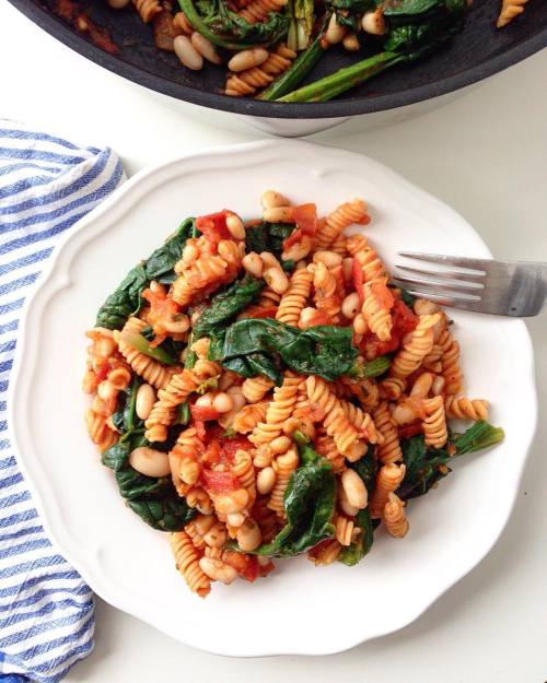 aspoonfuloflissi:

I tried red lentil pasta for the first time the other week and it was so good! The taste is pretty much the same as regular pasta but with twice as much protein 💪🏼 Made a tomato sauce with white beans and spinach and it was absolutely delicious! Have a great weekend everyone 😊
