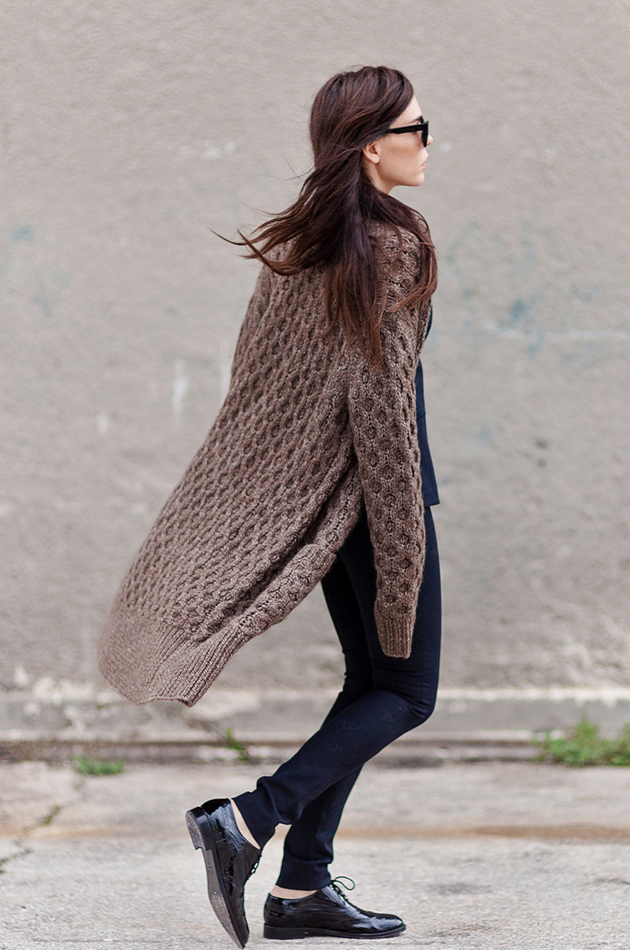 Long Cardigan Outfit: Evangelie Smyrniotaki is wearing a cable knit long cardigan from Michael Kors