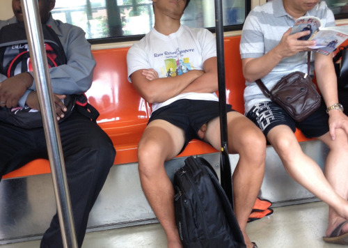 dickslips:

provoc metro japonais