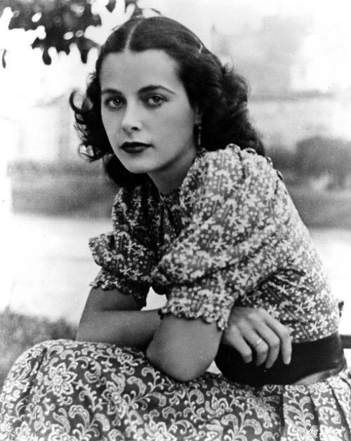 colettesaintyves:

Hedy Lamarr
