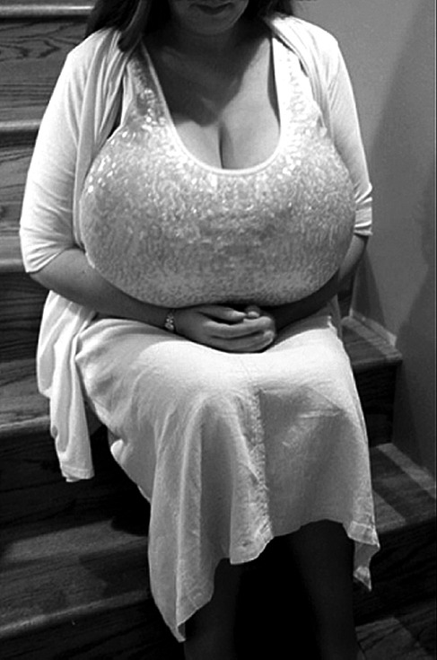 ultrabigballoons:

bigngross:

❤️❤️❤️

l love this lady and her massive tits that bulge out her top wish she was sat next to me love looking at huge tits in tight tops,mmmmm
