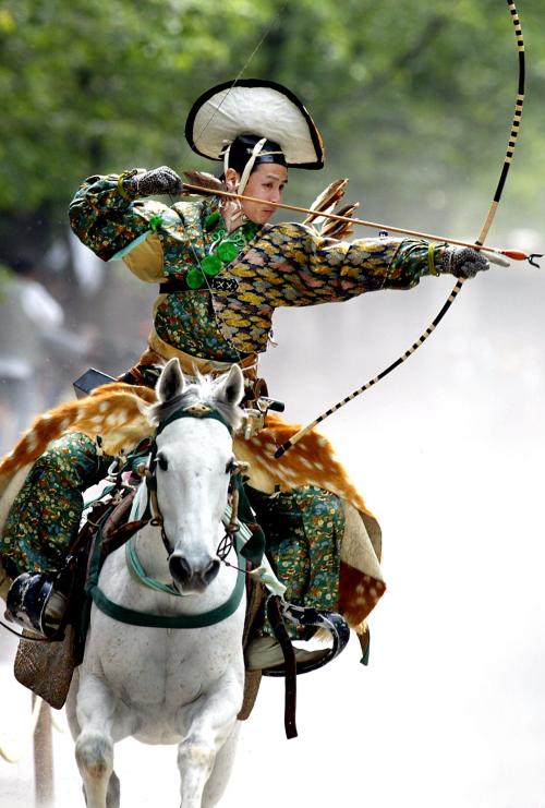 ode-to-the-world:

 An archer dressed in traditional samurai garb displays Yabusame (archery while on horseback) during an annual demonstration of 13th century Japanese martial arts in Tokyo. (Yoshikazu Tsuno/AFP/Getty Images)
