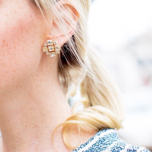 kellyinthecity:

The perfect ✨ lightweight ✨ statement earrings by @moonandlola! ☺️ (Find them today on kellyinthecity.com!) (at kellyinthecity.com)
