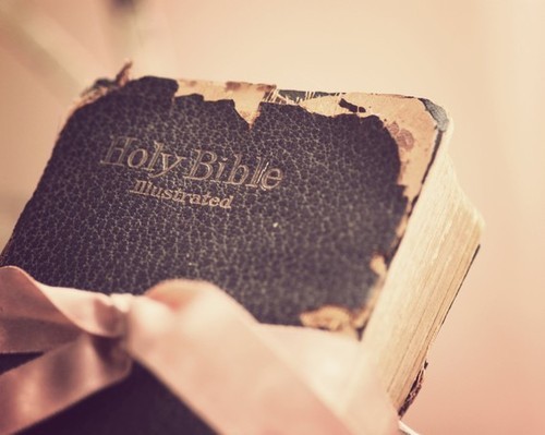 Resultado de imagem para tumblr garota lendo a biblia