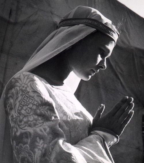 

Judi Dench as the Virgin mary in York Mystery play

