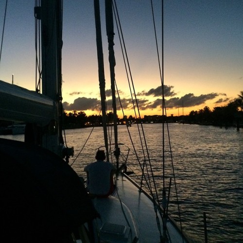 momentsailingadventures:

#sunset over #fortlauderdale after a day #sail ⛵️#sailing #sailor #momentsailing #boat #boating #yacht #yachting #travel #florida  (at Moment Sailing Adventures - Fort Lauderdale)