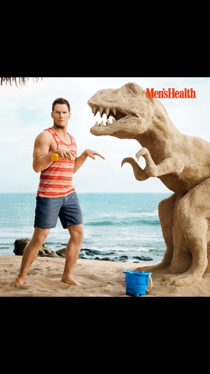 Chris Pratt posing with a sand dinosaur