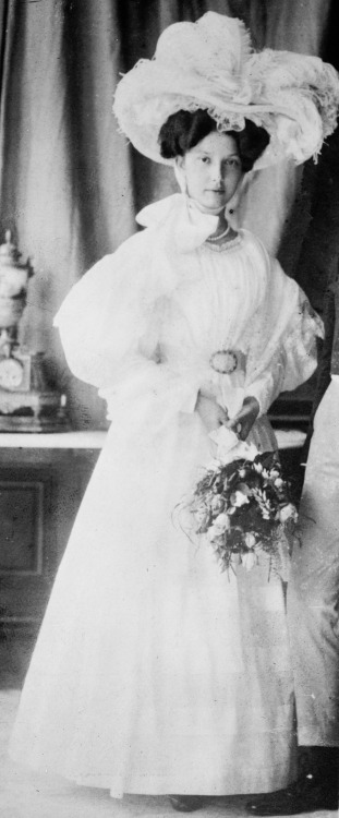 tiny-librarian:

Elisabeth Franziska Maria, Archduchess of Austria, Princess of Hungary and BohemiaSource

 -Granddaughter of Empress Sissi of Austria.-She married at Niederwallsee
 on 19 September 1912 Georg Graf von Waldburg zu Zeil und Hohenems 
(1878–1955). The marriage was one of love and not a political marriage.-Died
29 January 1930 (aged 38)
