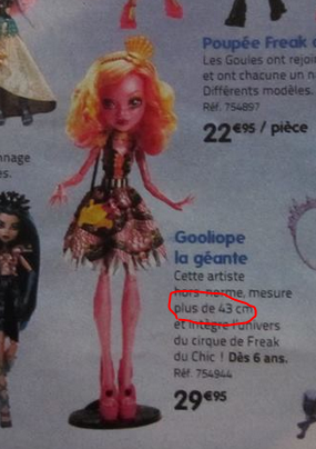 evrything-and-nothing:
The “normal size” gooliope is bullshit, the picture come from a french toy magazine for christmas. I think her purse is a manufacture reject like spectra haunted’s playset was…. check your source before disturb all the fandom thx

english translation :
mre than 17inch

And the purse?