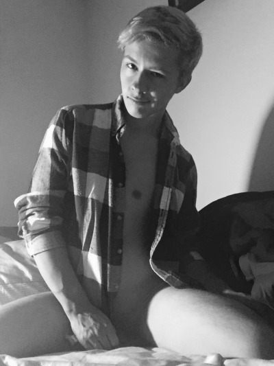 dylannvillain:

Nothing says fall like flannel and nudity
