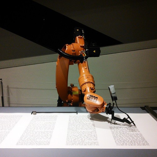 Gestern besuchte ich das jüdische Museum und fand dabei diesen Roboter, der 24/7 an einer Thora schreibt. // Yesterday I visited the Jewish Museum and there I found this robot, which writes a Thora 24/7. /mg

#ddrmuseum #robot #roboter #robotron #thora #art #jewish #museum #jewishmuseum #kuka #lami #exhibition  (hier: Jüdisches Museum Berlin | Jewish Museum Berlin)