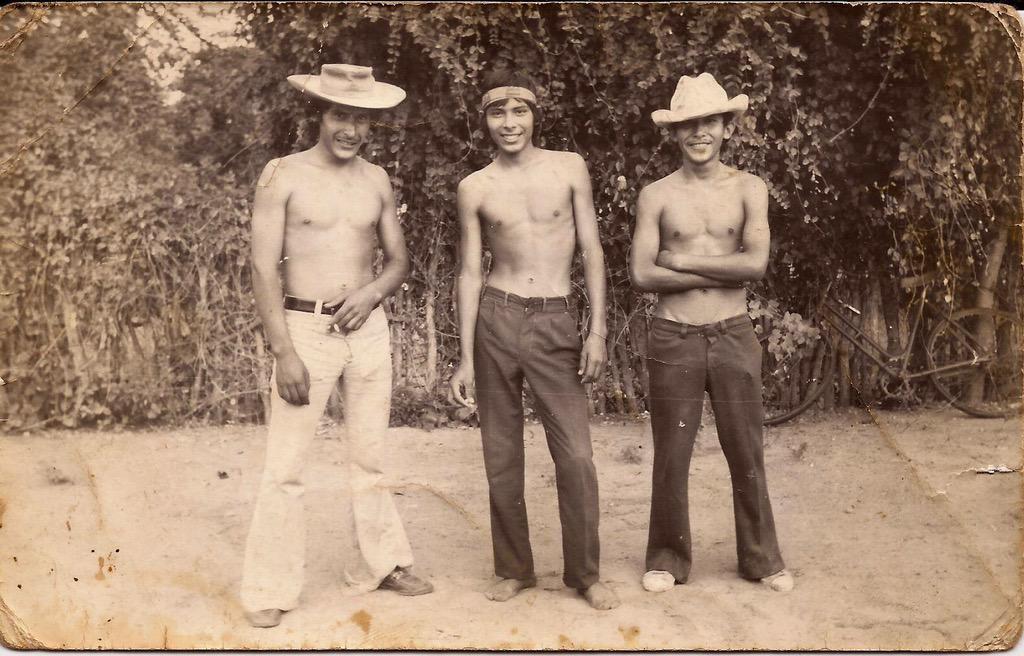 A la izquierda, Hermindo Luna, asesinado por los Montoneros el 5-10-75. En la foto junto a dos de sus once hermanos.