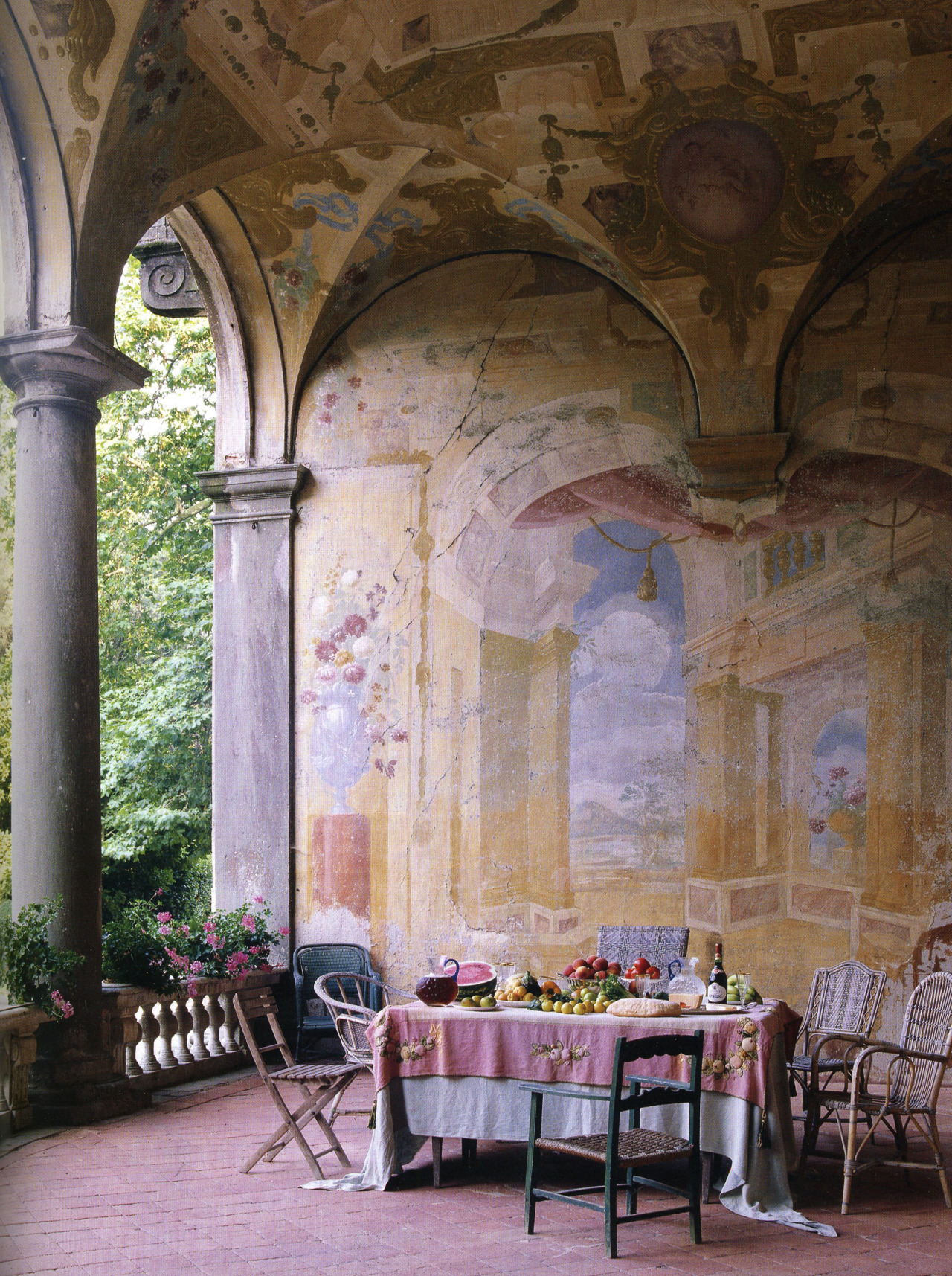 Villa Torrigiann, Lucca Italy, fresco, late 17th century
Walls by Florence de Dampierre with photographs by Tim Street-Porter and Pierre Estersohn (Rizzoli Books).  (via The Curated Object)