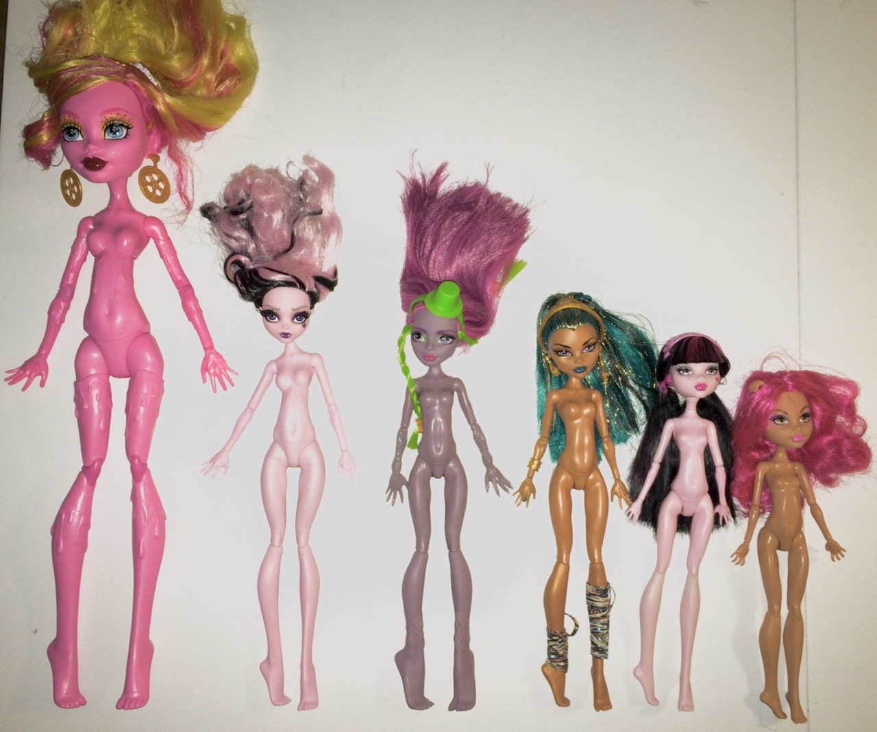monstergazette:

Size comparison. 
 From left to right: 
 17&quot; doll Mold (Gooliope)
 Adult Collectors Deluxe Mold (Draculaura) 
 Big-foot Mold (MariSol) 
 BigSister Mold (Nefera de Nile) 
 Teen/Core Mold (Draculaura) 
 LittleSister Mold (Howleen Wolf) 


By me. DO NOT STEAL!!