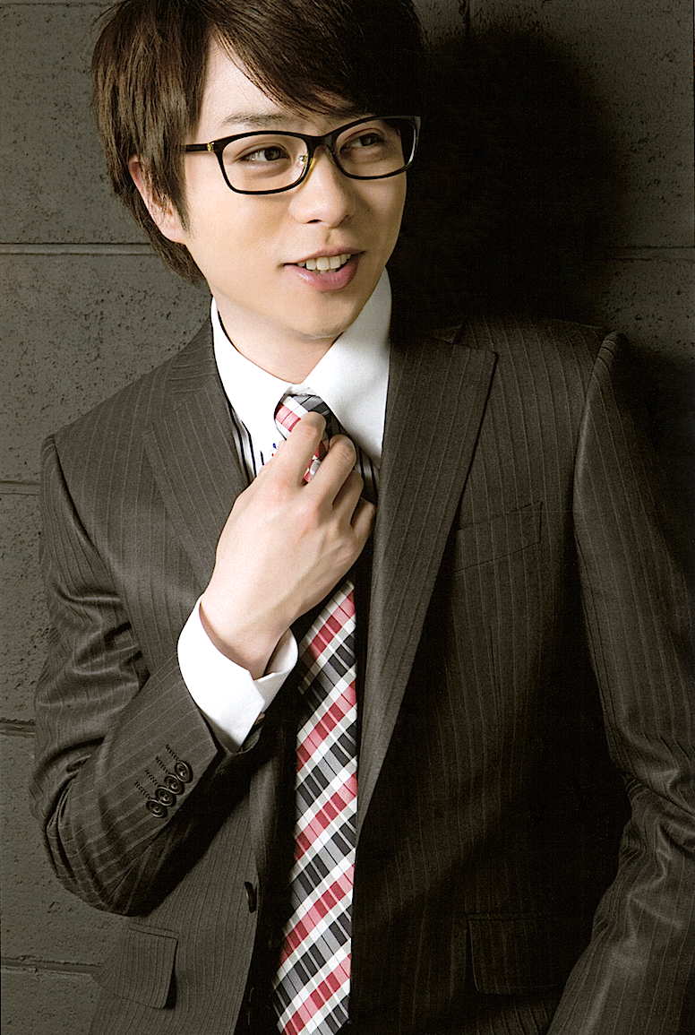 ネクタイをゆるめるセクシーな桜井翔。
