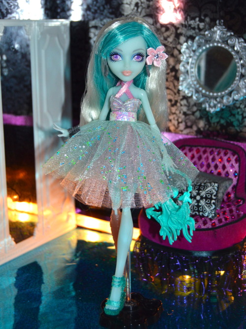 hauntcouture:

Vandala will likely be getting her hair curled but she is such a beautiful doll! Her Haunt Couture dress will be for sale tomorrow.